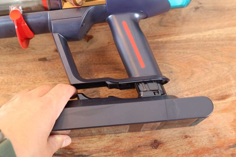Battery of the Dyson Gen5detect.